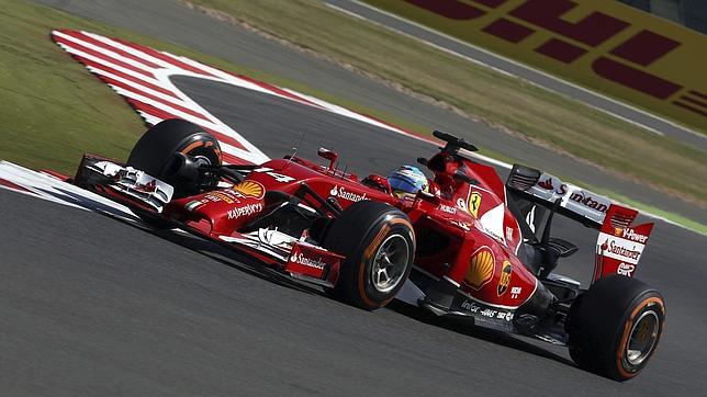 Alonso, tercero tras los Mercedes en Silverstone