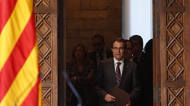 El presidente de la Generalitat de Cataluña , Artur Mas, no ajusta el gasto en el despilfarro soberanista
