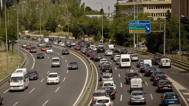 Atascos kilométricos en Madrid y Barcelona el primer día de la Operación Salida