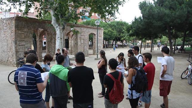 Un grupo de estudiantes pasea por el barrio del Clot