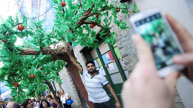La decoración de las calles en Sants y Gràcia son una perfecta excusa para pasear por estos barrios