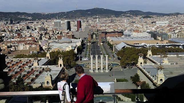 Una pareja contempla Barcelona desde el mirador del Palau Nacional de Montjuïc