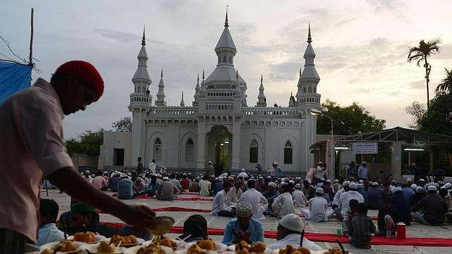 Un fiel prepara la comida que comerán cuando caiga el sol