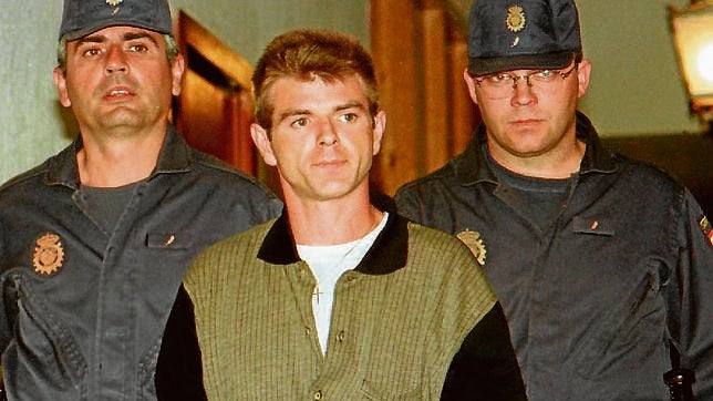 Miguel Ricart, único detenido por el triple crimen de las niñas de Alcacer, es conducido por la policía