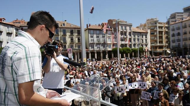 Concentración en la Plaza Mayor de Burgos por el asesinato de la familia Barrio