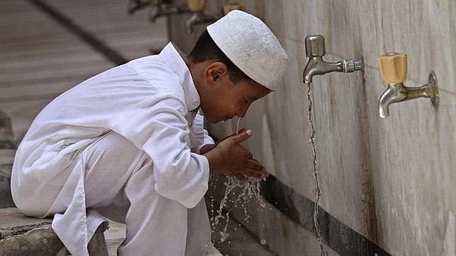 Un niño musulmán realiza el abdesto en Pakistán