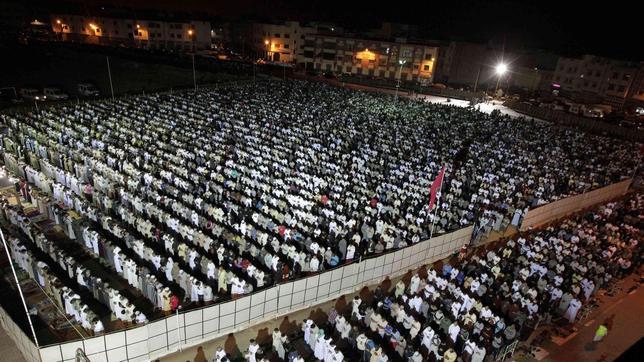 Miles de musulmanes practican el rezo de la noche en Marruecos