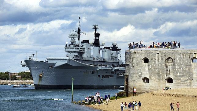 Fotografía facilitada por la Armada británica que muestra la salida del portahelicópteros HMS Illustrious