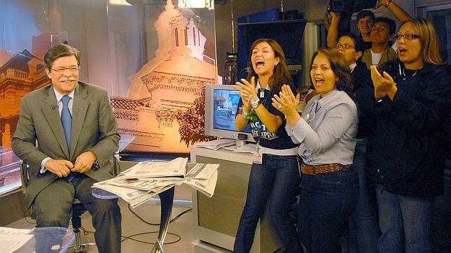 Imagen de 2007 en la que varios empleados aplauden al presidente de RCTV, Marcel Granier, durante la última emisión de los informativos