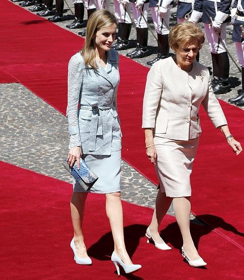 Doña Letizia, de azul cielo en Portugal