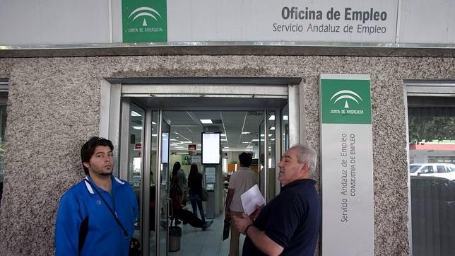 Se multiplica por 10 desde 2008 el número de parados con más de dos años buscando trabajo