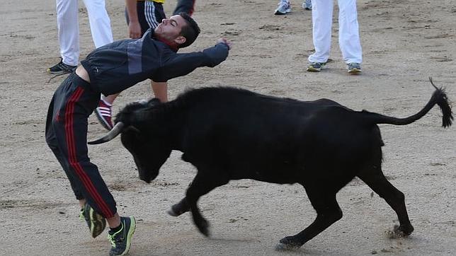 Un joven aficionado haciendo un recorte