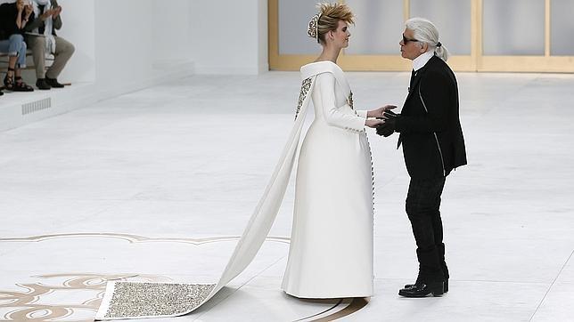 Chanel cierra su desfile con una novia embarazada