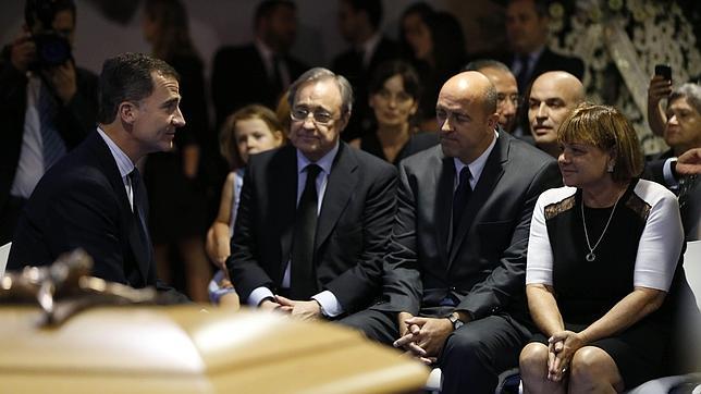 Felipe VI visita la capilla ardiente de Di Stéfano: «Un grande entre los grandes»
