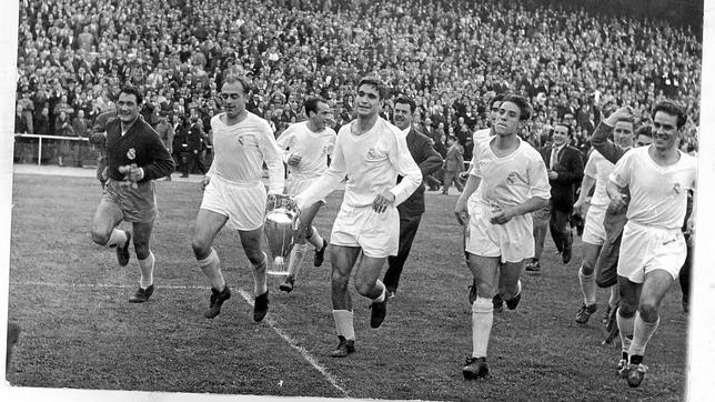 Marquitos y Di Stéfano llevan la segunda Copa de Europa, conseguida ante la Fiorentina