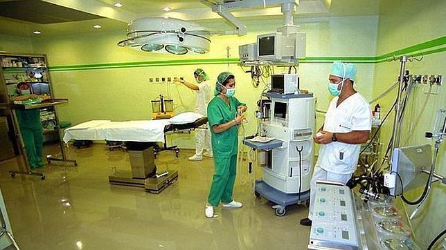 Uno de cada cuatro médicos de la pública lleva diez años sin tener una plaza