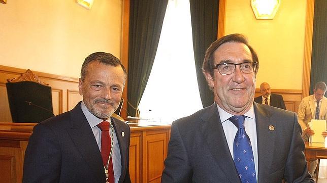 Dos detenidos en las protestas por la toma de posesión del nuevo alcalde de Santiago