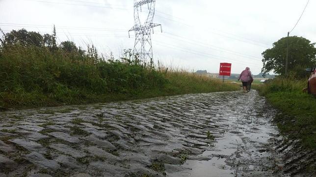 Suspendidos dos tramos de adoquines por la lluvia