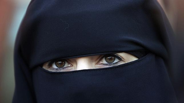 Las vendedoras saudíes, ocultas bajo el «niqab»