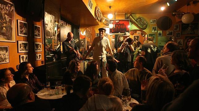 Un bar madrileño ofrece música en directo a sus clientes