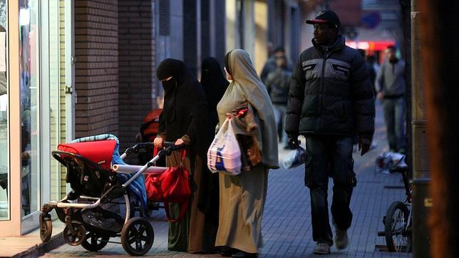 Cataluña regulará el uso del burka y el niqab después del verano