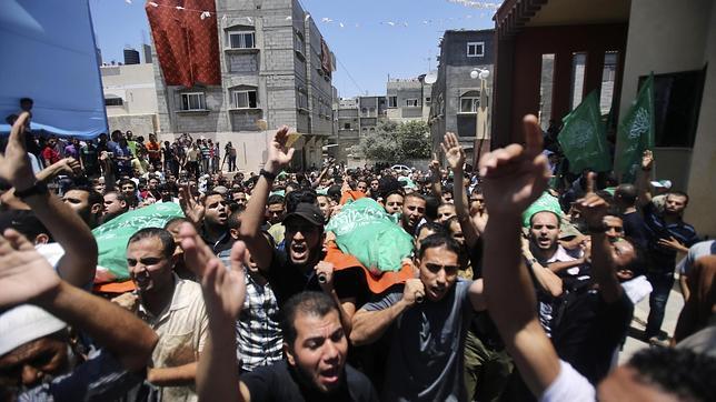 Palestinos trasladan los cuerpos de la familia Al-Haj, muertas por un ataque aéreo israelí en Kan-Younis