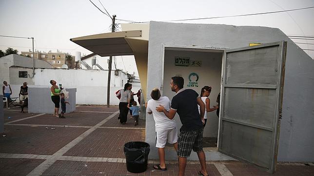 Israelíes en Ashkelon entran en un refugio anti misiles al oír las sirenas de alerta