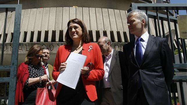 La portavoz del grupo socialista en el Congreso, Soraya Rodríguez, entregando el recurso