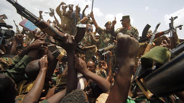 El presidente de Sudán, Omar al-Bashir, ante sus seguidores en una imagen de abril de 2012