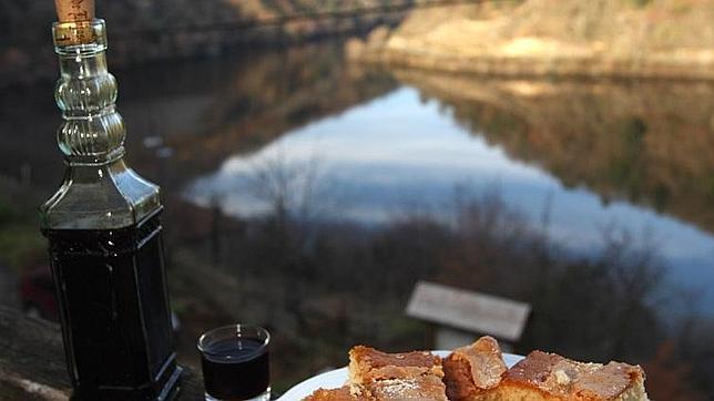 Licor café acompañado por una bica gallega