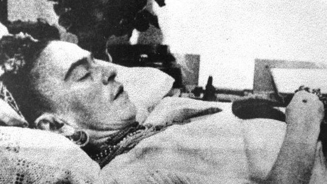 Kahlo en su lecho de muerte