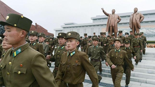 Soldados norcoreanos visitan las estatuas de bronce de «El Gran Líder» Kim Il-Sung (i) y su hijo, Kim Jong-Il. La imagen es del 2013, en el 15 de abril, día del cumpleaños de Kim Il-sung