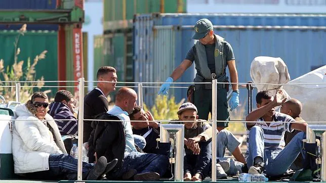 Una patera con 15 inmigrantes a bordo es interceptada en aguas de Murcia