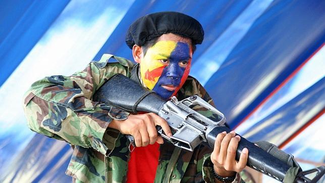 Un guerrillero del «Nuevo Ejército del Pueblo» (NPA) durante la celebración en 2010 del 42 aniversario de la fundación del partido comunista de Filipinas