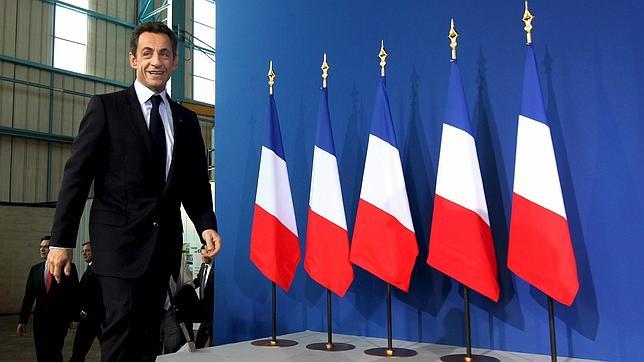 Imagen de archivo del expresidente francés, Nicolas Sarkozy, junto a la bandera de Francia