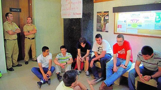 Agentes de seguridad y cambio de cerradura para bloquear la capilla de Geografía e Historia