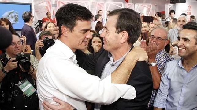 Tomás Gómez respira aliviado con Pedro Sánchez en Ferraz
