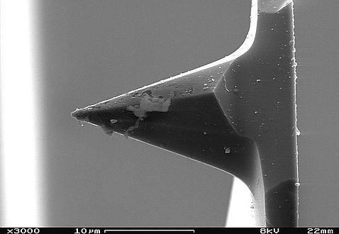 Construyen la cruz más pequeña de la historia: tiene solo 20 átomos