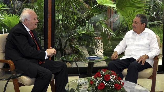 Raúl Castro con Moratinos en 2009