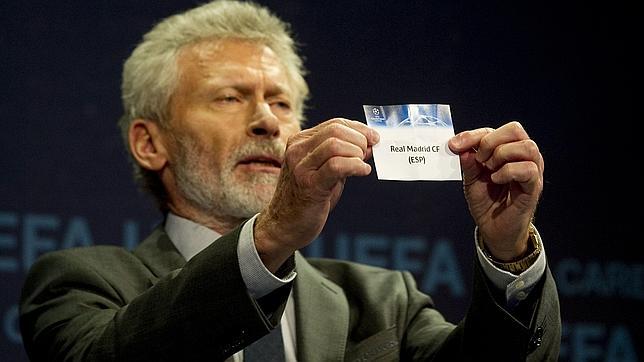 Breitner, mostrando el nombre del Real Madrid durante un sorteo