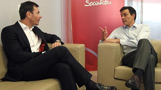 Gómez y Sánchez conversan en su última reunión organizada en Ferraz