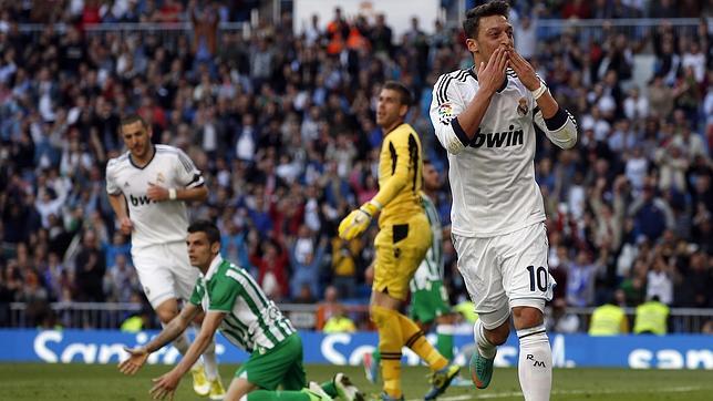 Ozil celebra un gol del Real Madrid