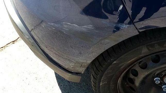 Un conductor choca contra un coche de la Policía Municipal porque no oyó la sirena