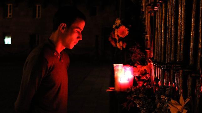 80 rosas blancas en un sentido homenaje en el primer aniversario de la tragedia