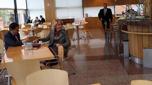 Los trabajadores de la cafetería de la Asamblea de Madrid siguen sin cobrar su salario