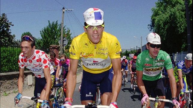 Indurain, de amarillo, junto a Virenque, con el maillot de la montaña, y Jalabert, de verde