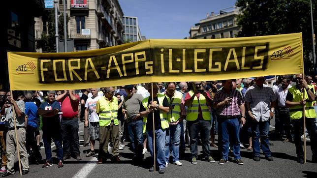 Uber avisa de que seguirá en Barcelona y pide diálogo con el Ayuntamiento