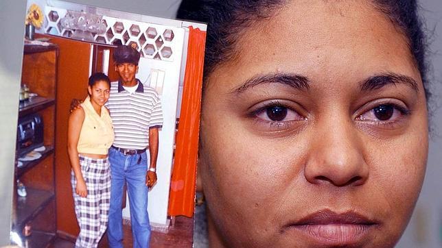 La hermana de Jorge Luis Martínez, uno de tres condenados a muerte y ejecutados en Cuba en 2003 por el intento de secuestro de una embarcación, con una foto de ambos