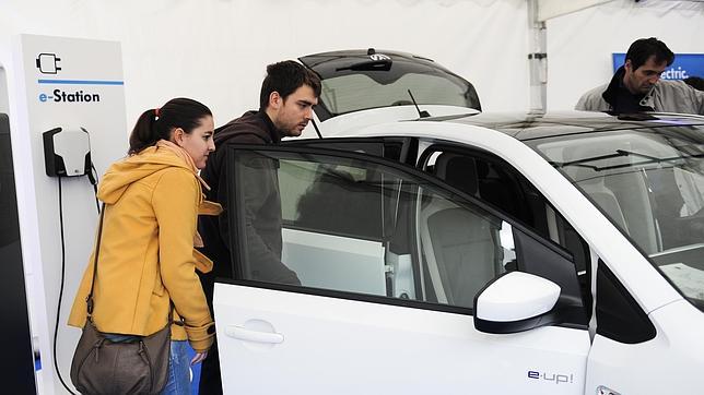 Eléctricos, ecológicos y recargables desde el móvil, así serán los coches del futuro
