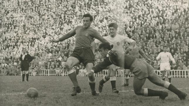 Pérez-Payá regatea al portero durante un Real Madrid-Valencia